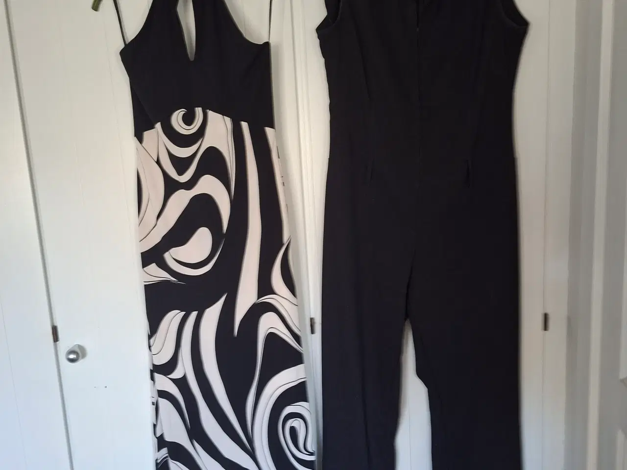 Billede 1 -  Lang kjole og sort buksedragt