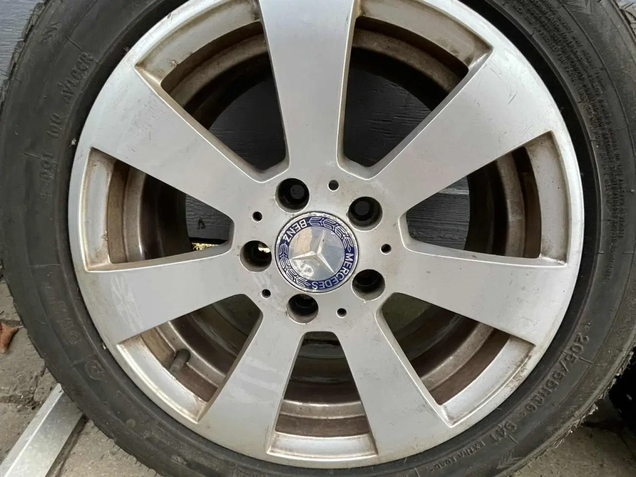 Billede 1 - Alufælge til Mercedes monteret med pigdæk