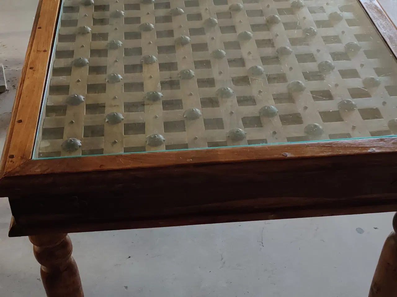Billede 1 - Gammel spisebord med glas plade