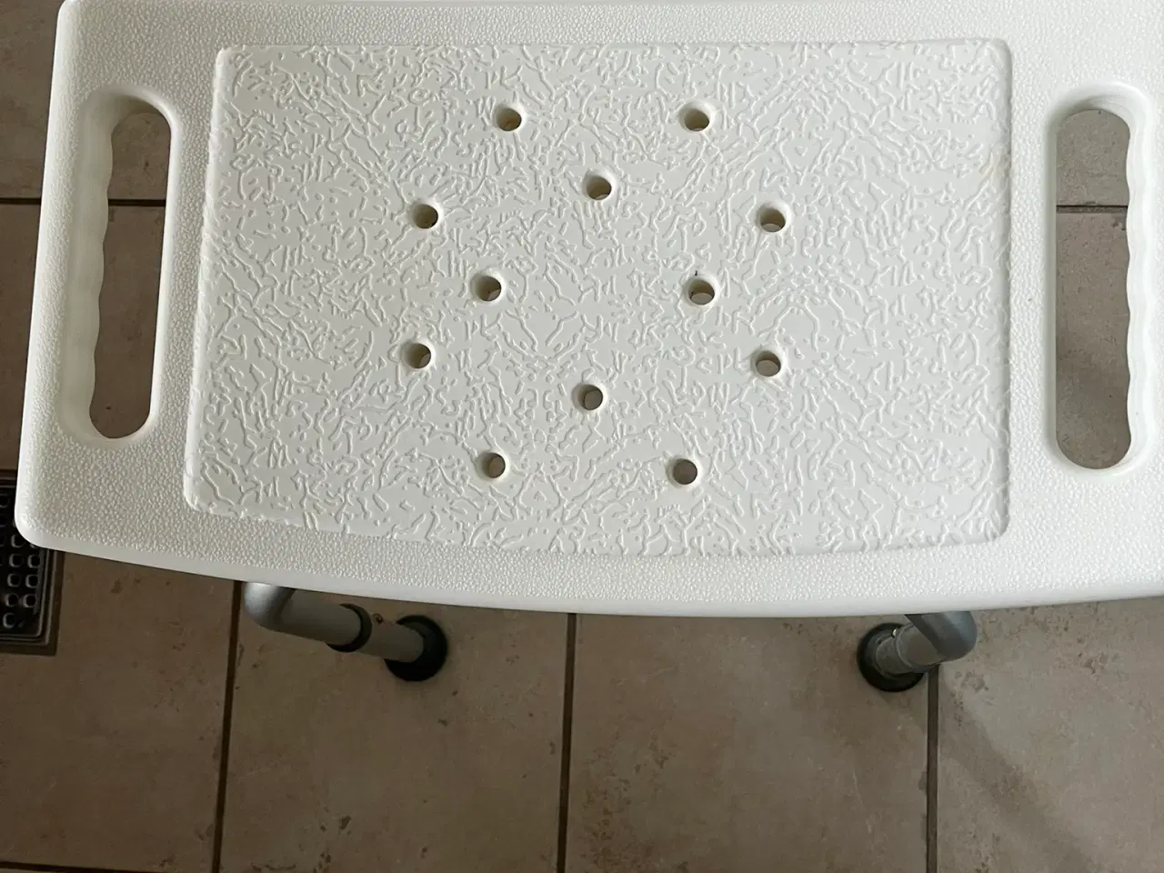 Billede 1 - Badestol/badebænk med buet sæde og håndtag