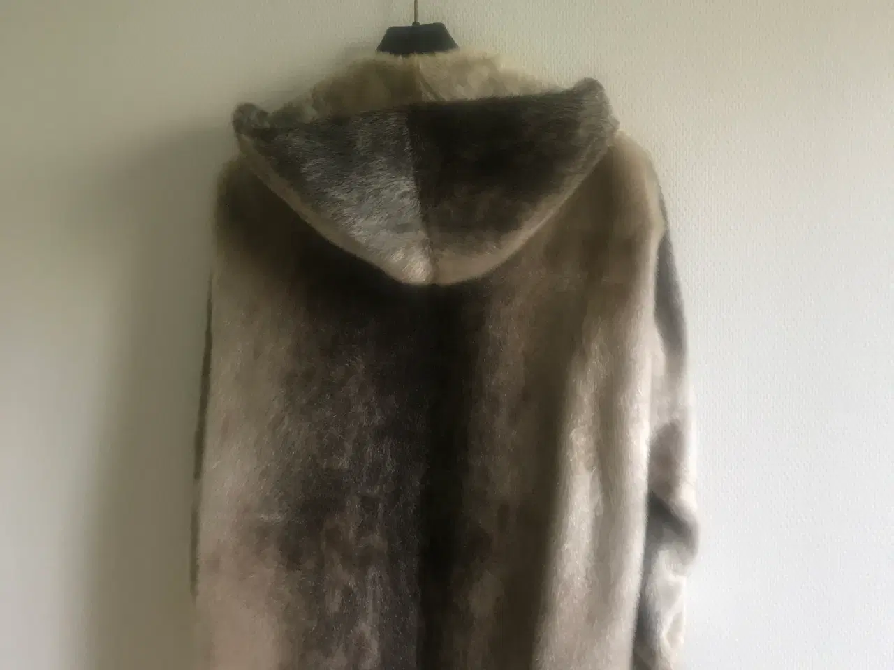 Billede 2 - Sælskindsjakke m. hætte