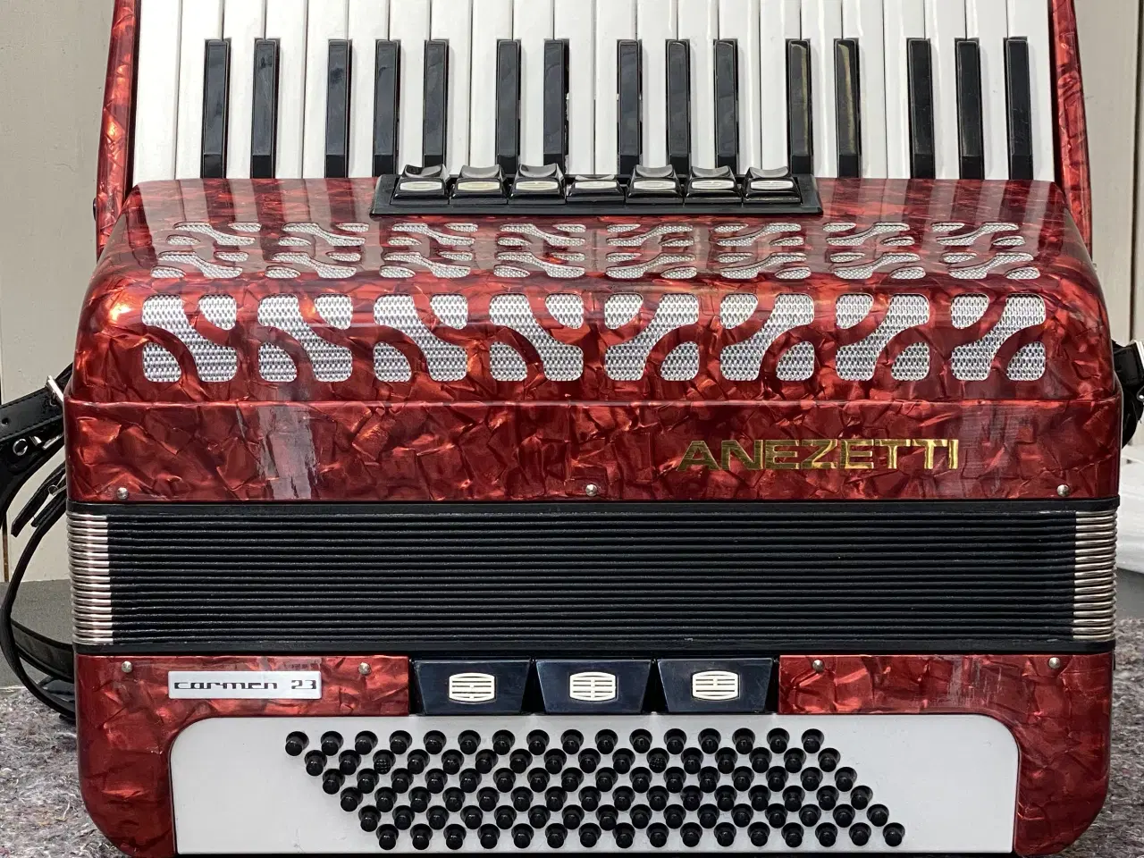 Billede 1 - ANEZETTI harmonika – 37 tangenter – flot blodrød