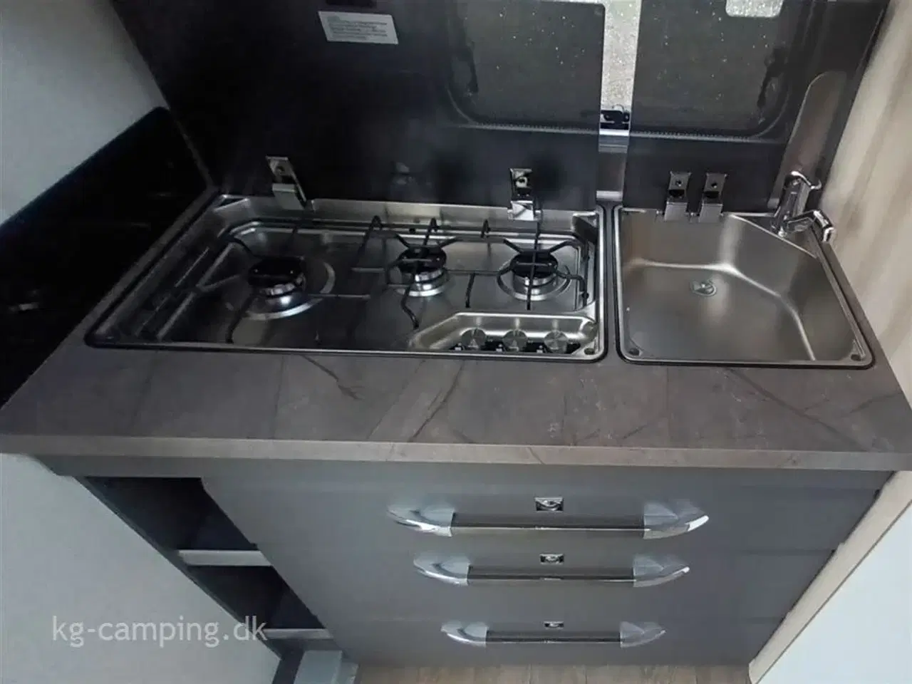 Billede 10 - 2025 - Hobby De Luxe 460 SFf   Populær rejsevogn med fritstående dobbeltseng. Kan opvejes til 1.500 KG.