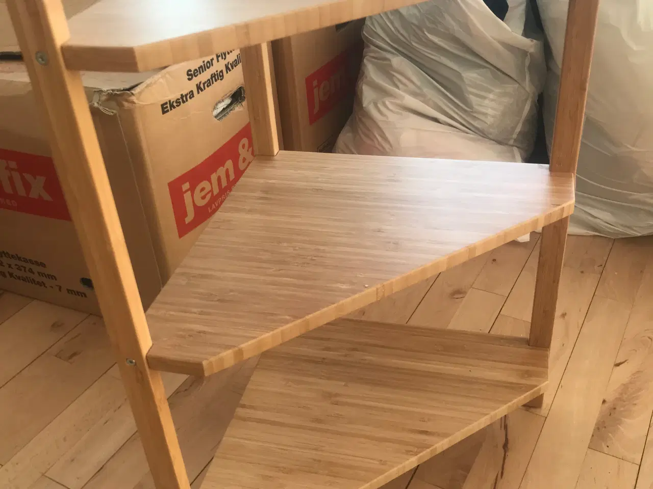 Billede 1 - Lille hyggelig hjørnereol