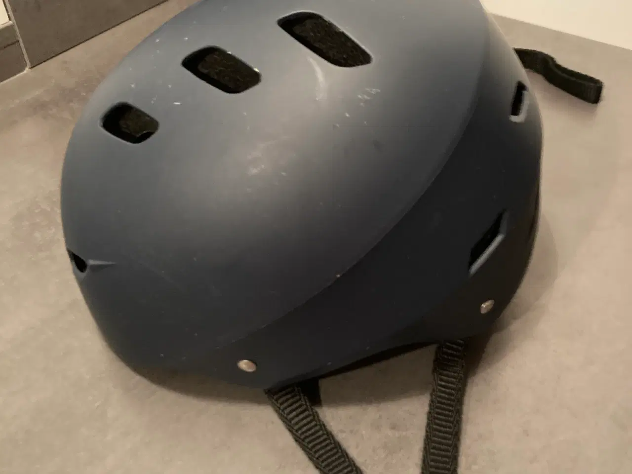 Billede 2 - Matblå cykelhjelm, kun lidt brugt