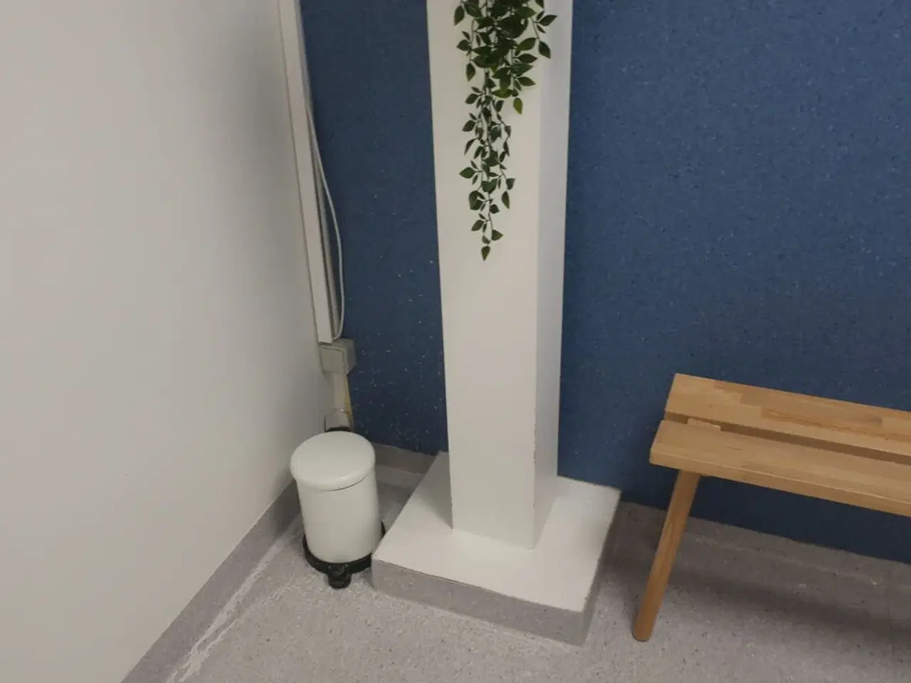 Billede 4 - Skammel / skraldespand / planter m.m.