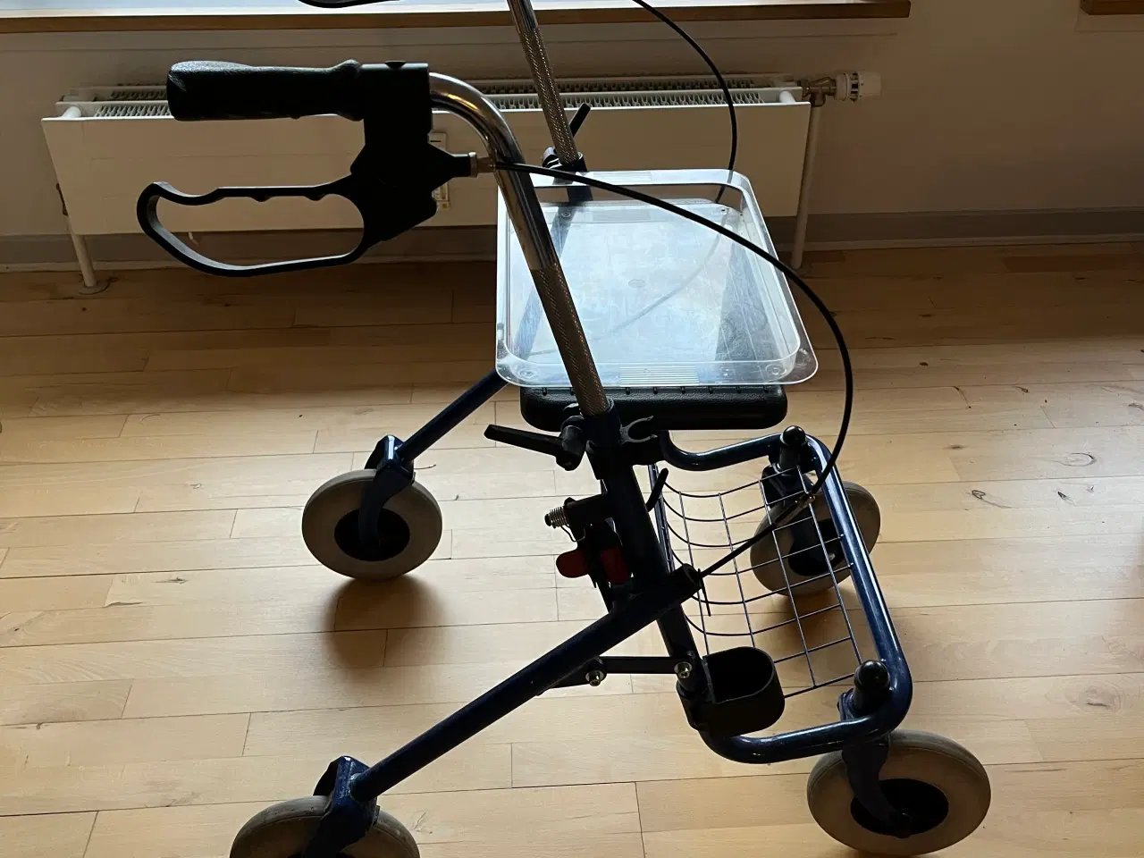 Billede 1 - Rollator med indkøbskurv og serverings bakke 