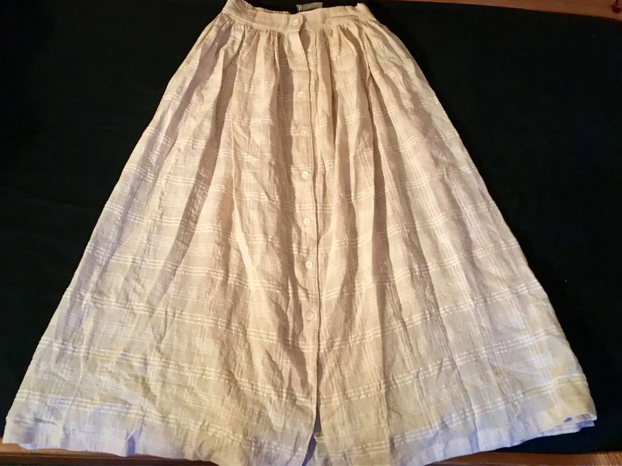 Billede 6 - Bluse og nederdel til salg