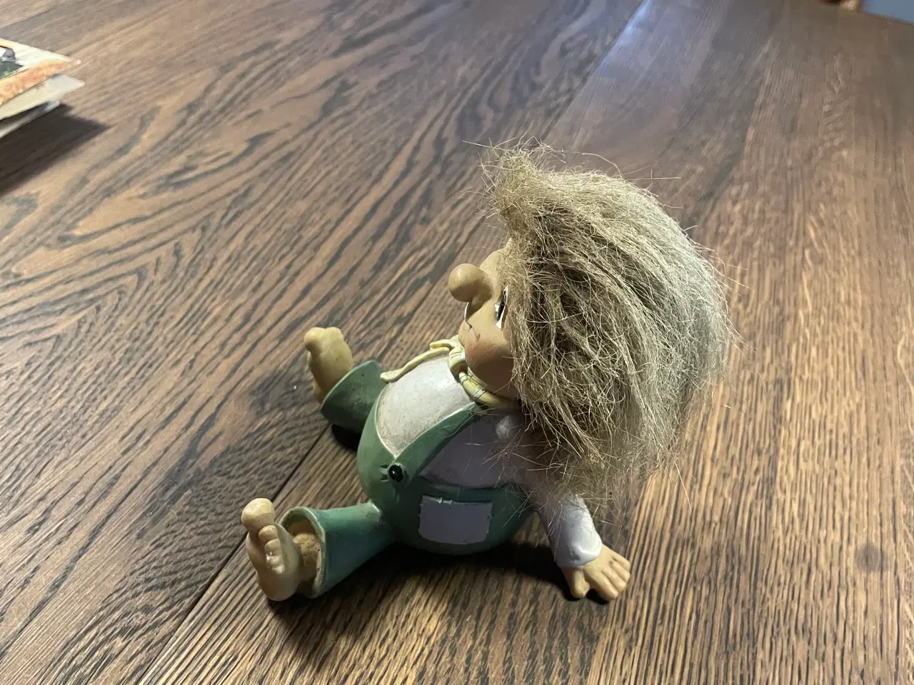 Billede 5 - Siddende trold i grøn tøj.