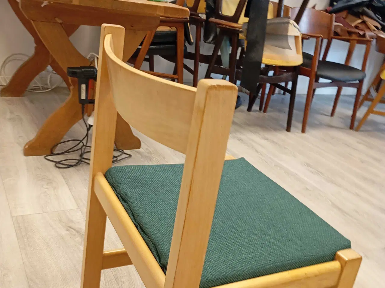 Billede 2 - 4 stk Hans J Wegner stole, med nyt betræk.