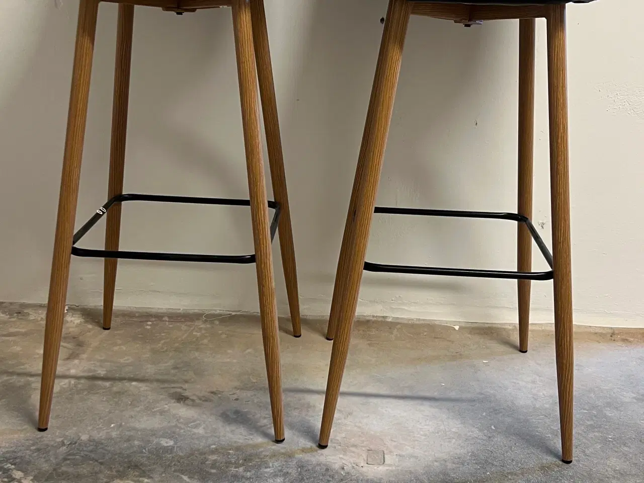 Billede 1 - Bar stole + bord