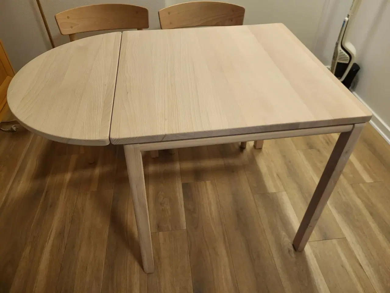 Billede 1 - Kvadratisk spisebord sæbebehandlet bøg. 