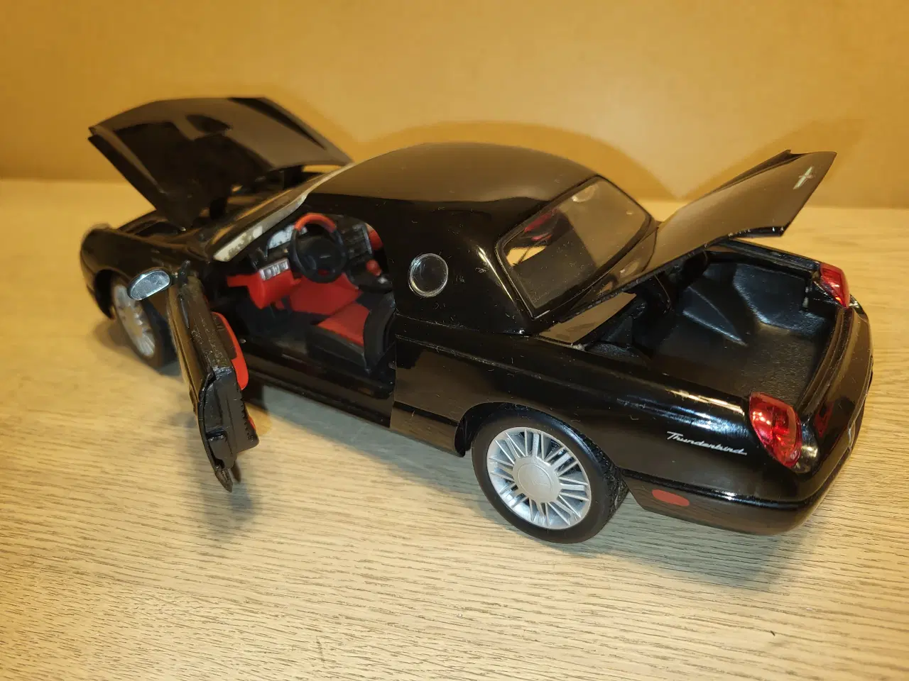 Billede 4 - Modelbil. FORD Thunderbird (2002) Skala 1/18.