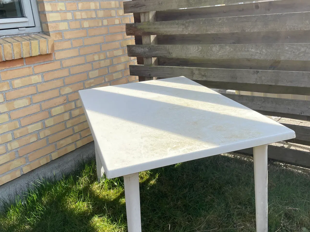 Billede 3 - Gives væk - havebord og 3 havestole - hvid plast