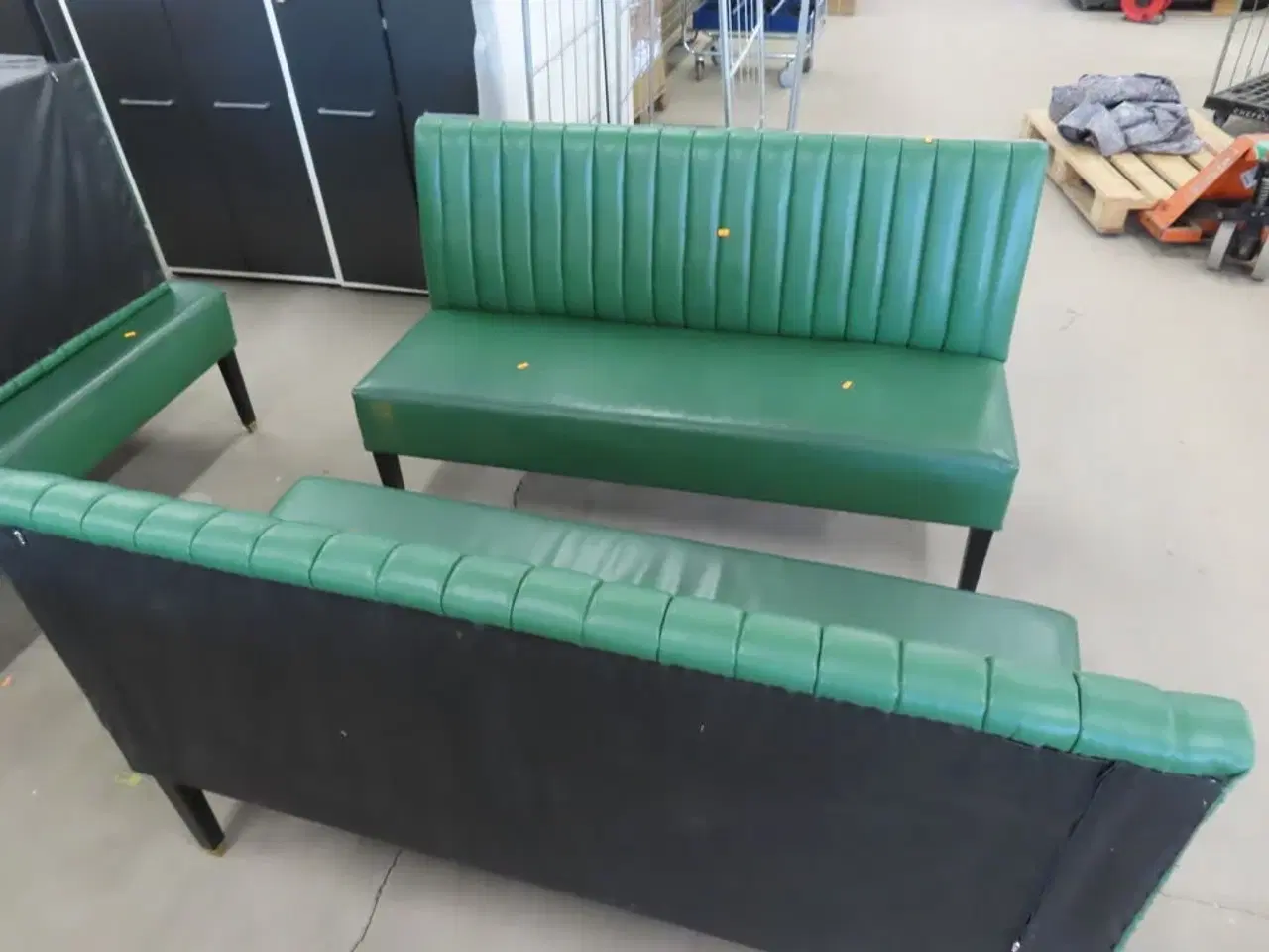 Billede 2 - 2 stk. Spisesofaer i grøn læder