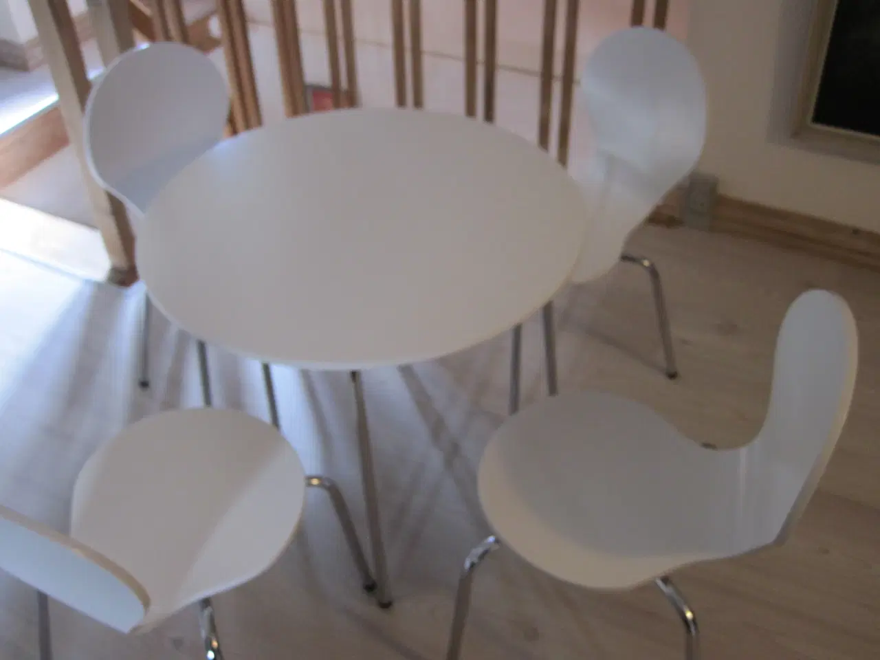 Billede 3 - barne  møbler, et bord og fire stole