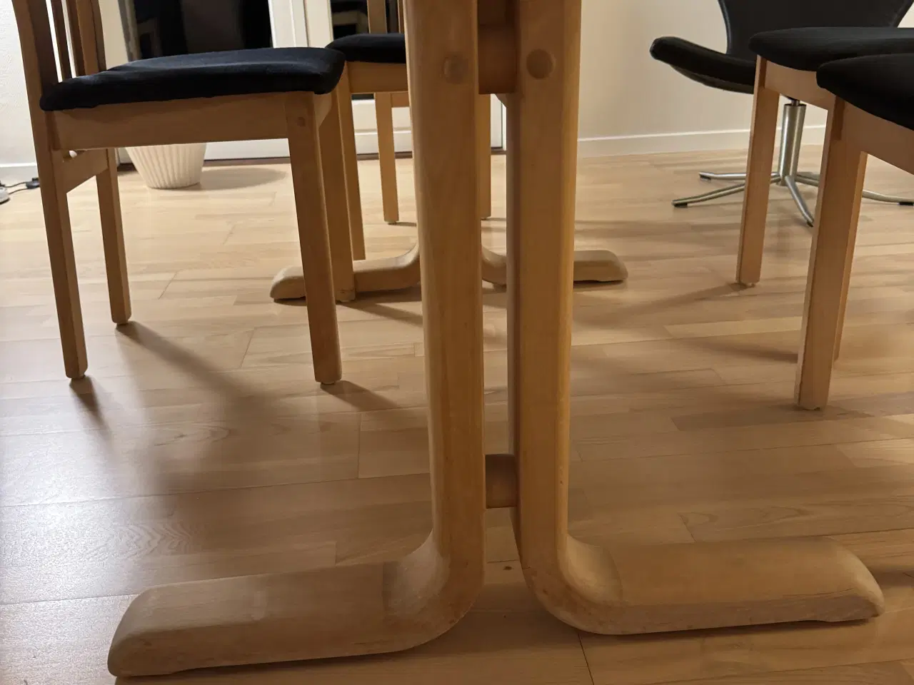 Billede 8 - Spisebord med 6 stole