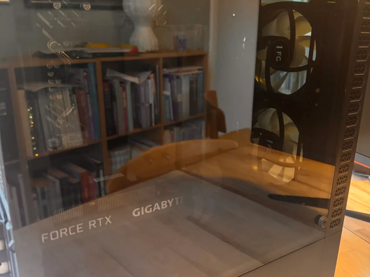 Billede 2 - Komplet Gaming setup med 2 skærme og en stol