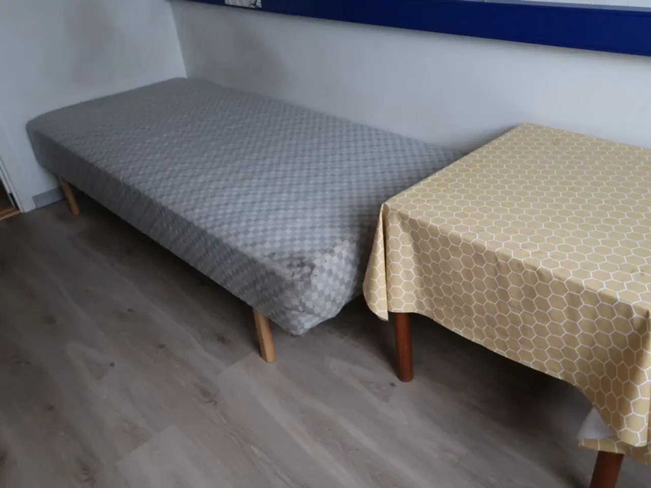 Billede 2 - Rum med indhold bl.a. seng, bord, skabe, lænestol m.m.