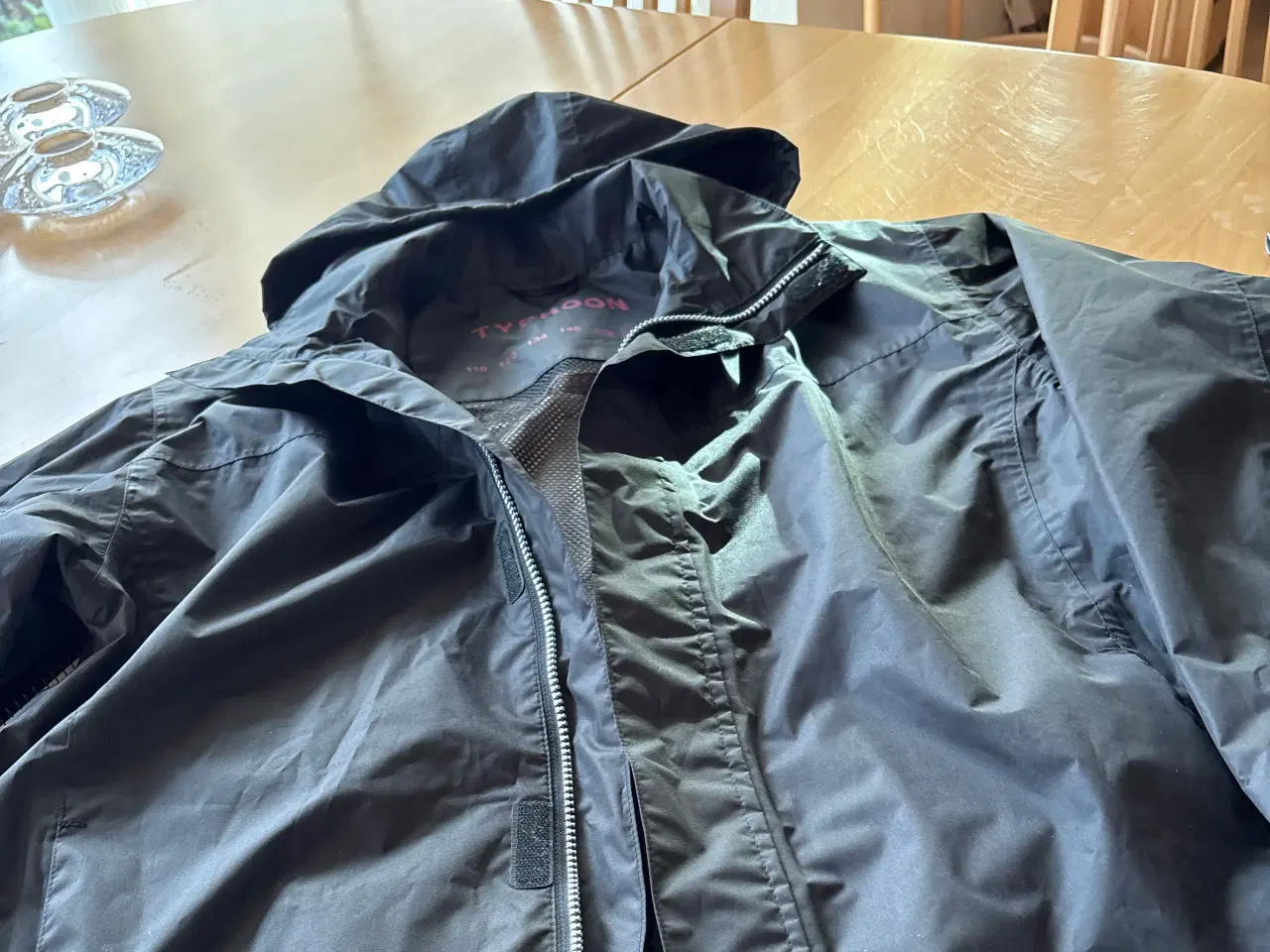Billede 8 - Regnjakke med for og hætte. 
