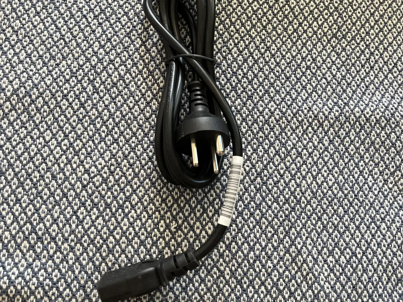 Billede 1 - Strømkabel / netledning til PC strømstik. Vinklet 