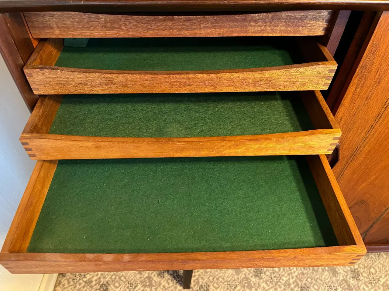 Billede 6 - Palisander skænk.  Mål: Højde 112 cm M/ben - 75 cm