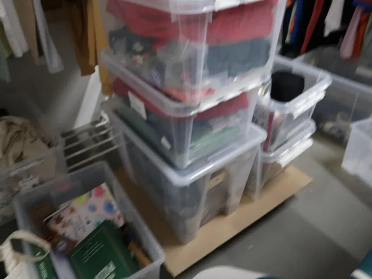 Billede 11 - Stole, borde, tøjstativer med div. Tøj m.m.