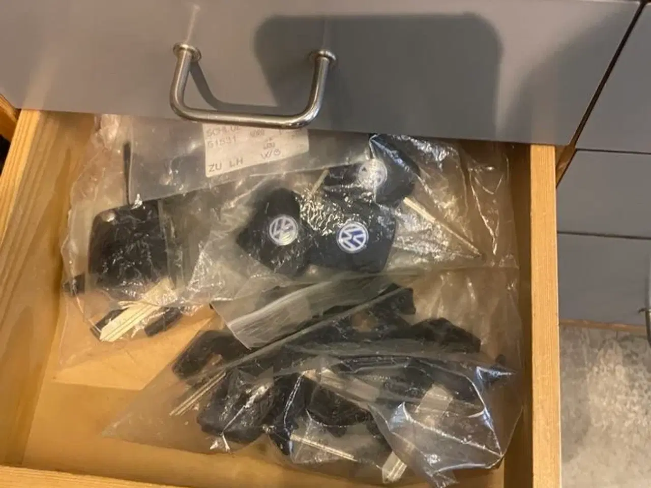 Billede 2 - Indhold i skuffer nøgler mm ( se foto)