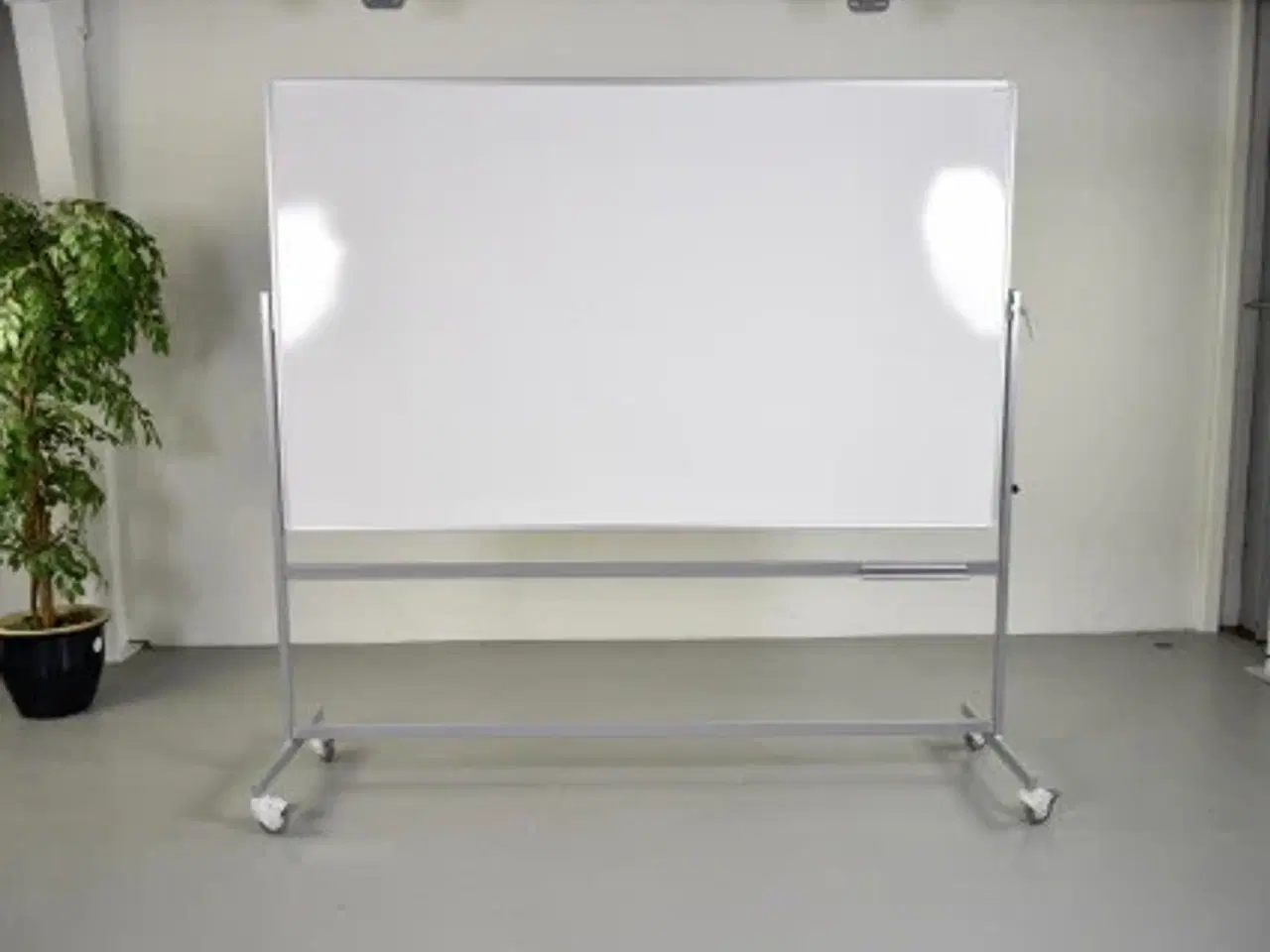 Billede 1 - Vanerum dobbeltsidet whiteboard svingtavle på hjul