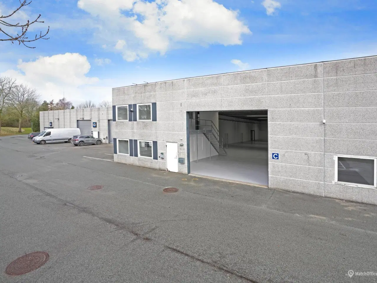 Billede 2 - Stort og højloftet lagerlokale med tilhørende kontorlokale.