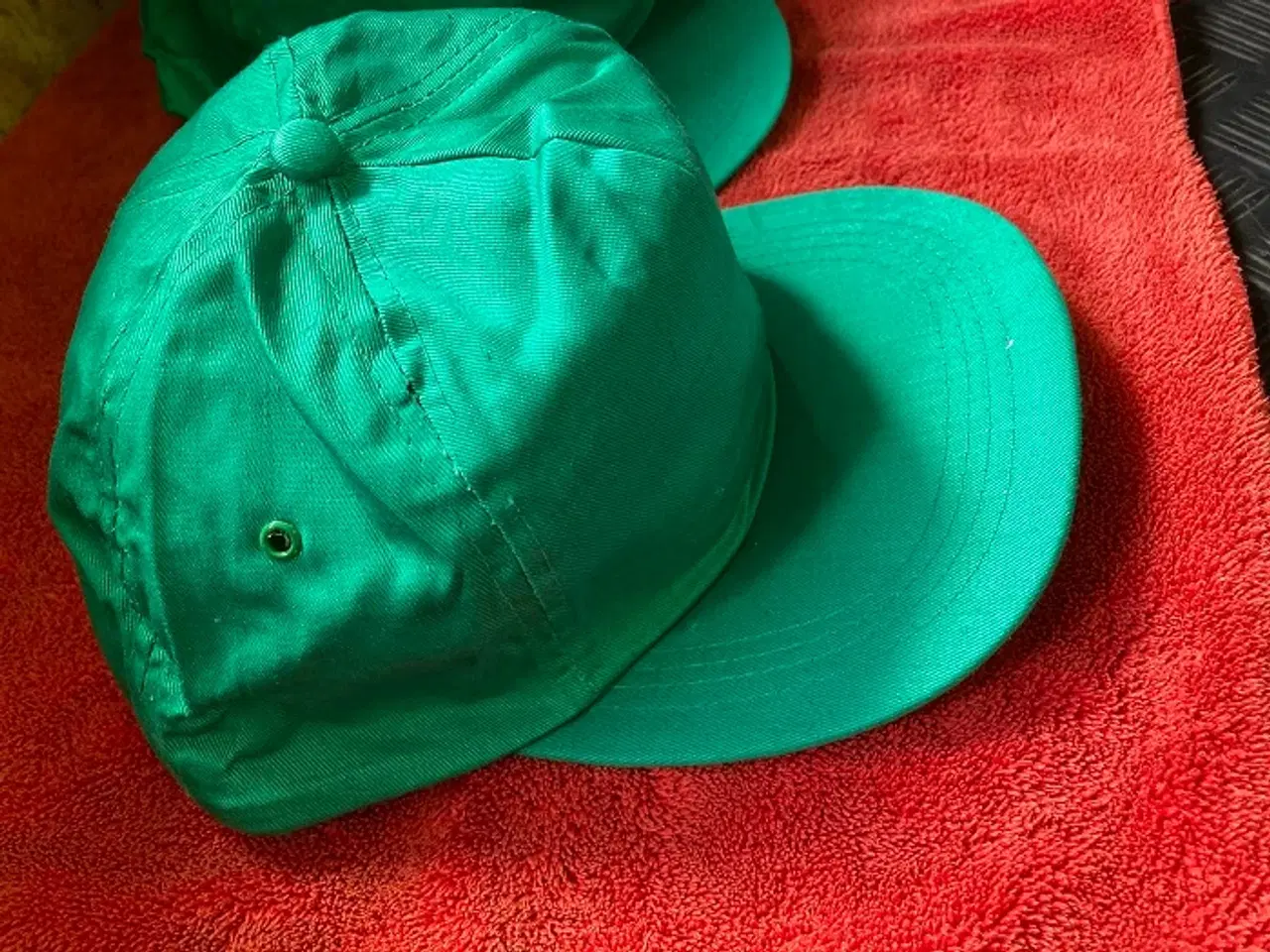 Billede 1 - Caps - kasket  Farve grøn Antal 13  Pris pr. stk .