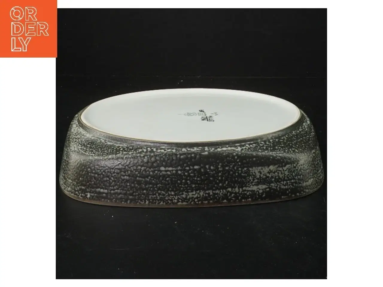 Billede 2 - Vintage sort og hvid keramikfad 964-3774 fra Royal Copenhagen (str. 21,5 cm)