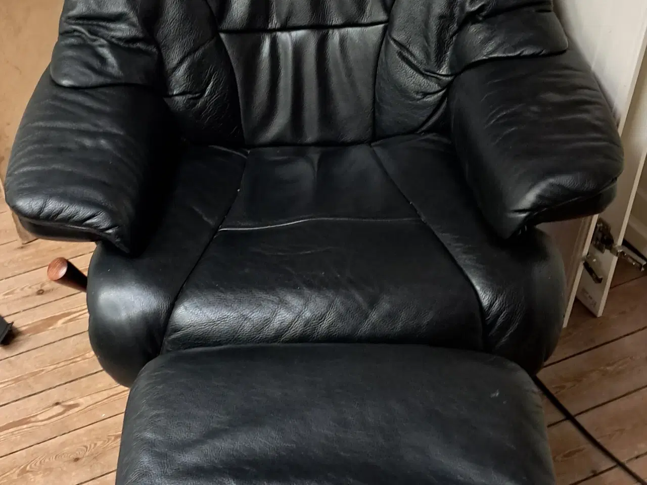 Billede 1 - BD Lænestol af sort læder med træfod