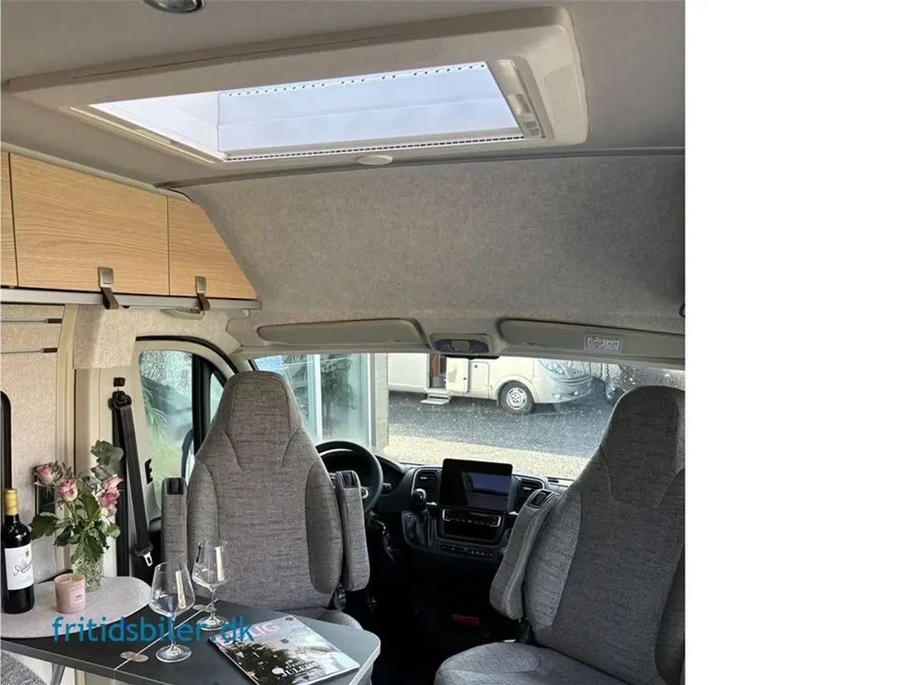 Billede 9 - 2024 - Hymer Campervan Yosemite 140 HK Aut. Gear   Hymer Yosemite med alt udstyr under 6 m med langsgående senge