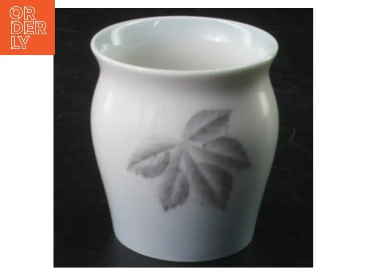 Billede 1 - Porcelænskrukke med blade motiv fra B&G (str. 6 cm i diameter og længde)