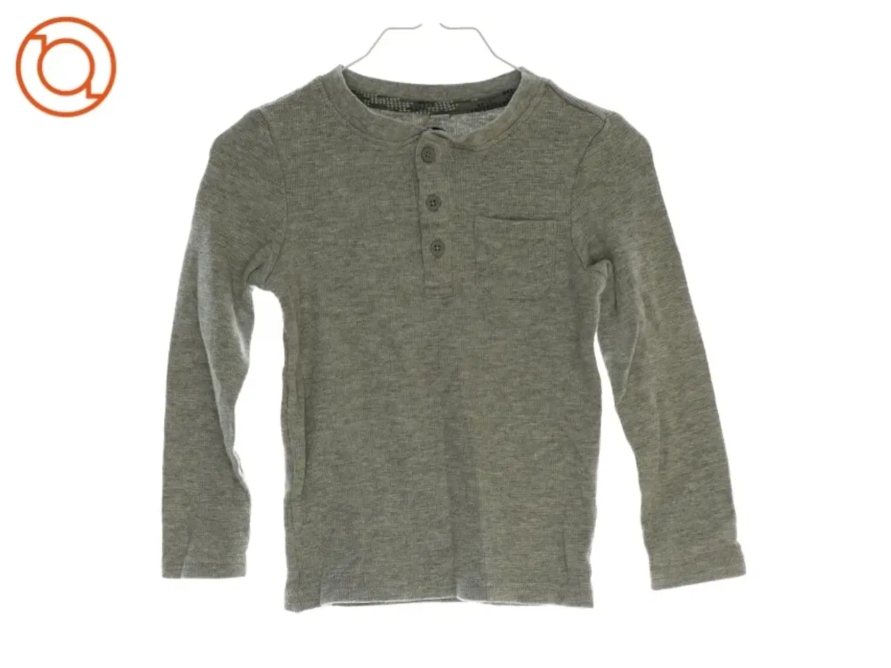 Billede 1 - Langærmet bluse med lomme i (str. 116)