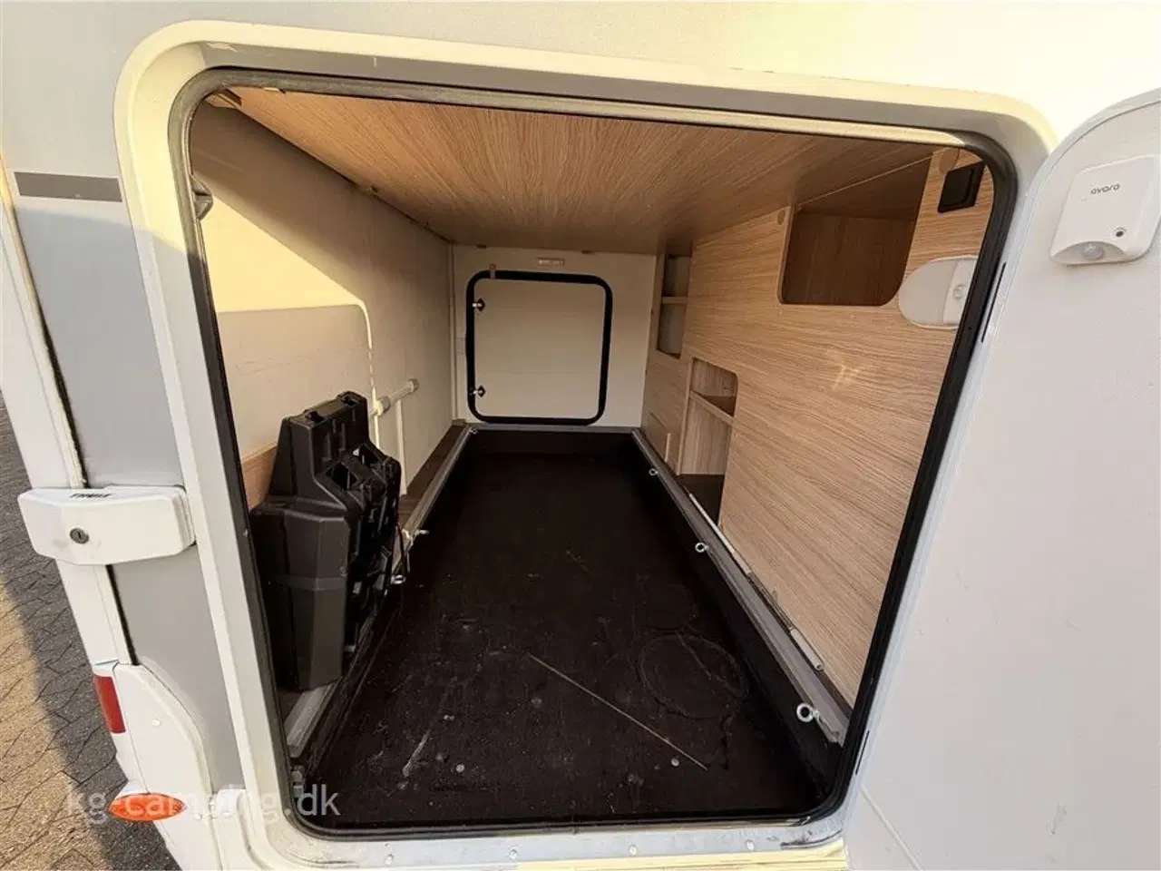 Billede 4 - 2021 - SunLight I 68 Adventure Edition   Topudstyret autocamper med bla. Clesana toilet - Ektra webasto oliefyr - Klimaanlæg - Maxxfan osv...