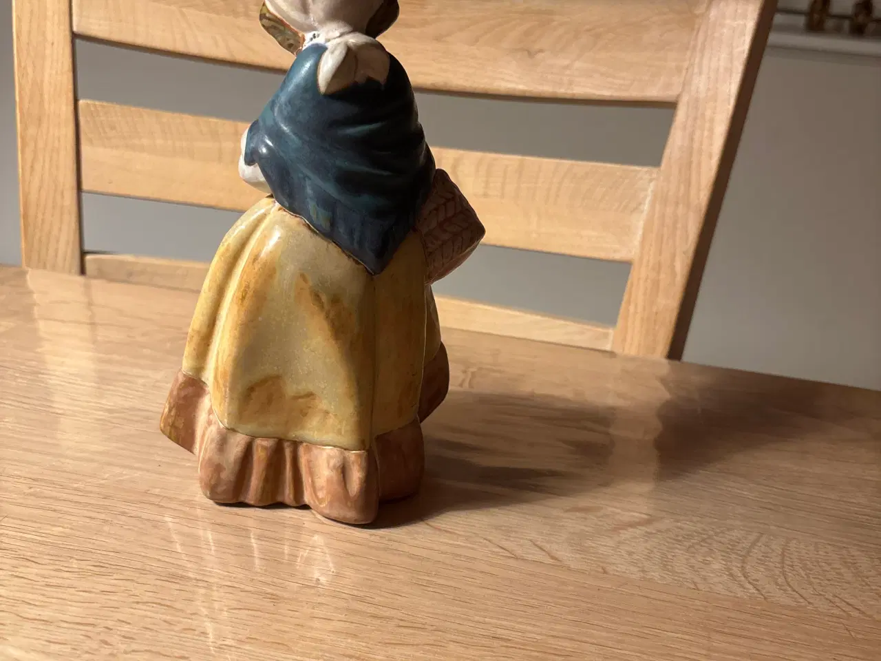 Billede 3 - Lladro figur, Pige med kurv, 20 cm