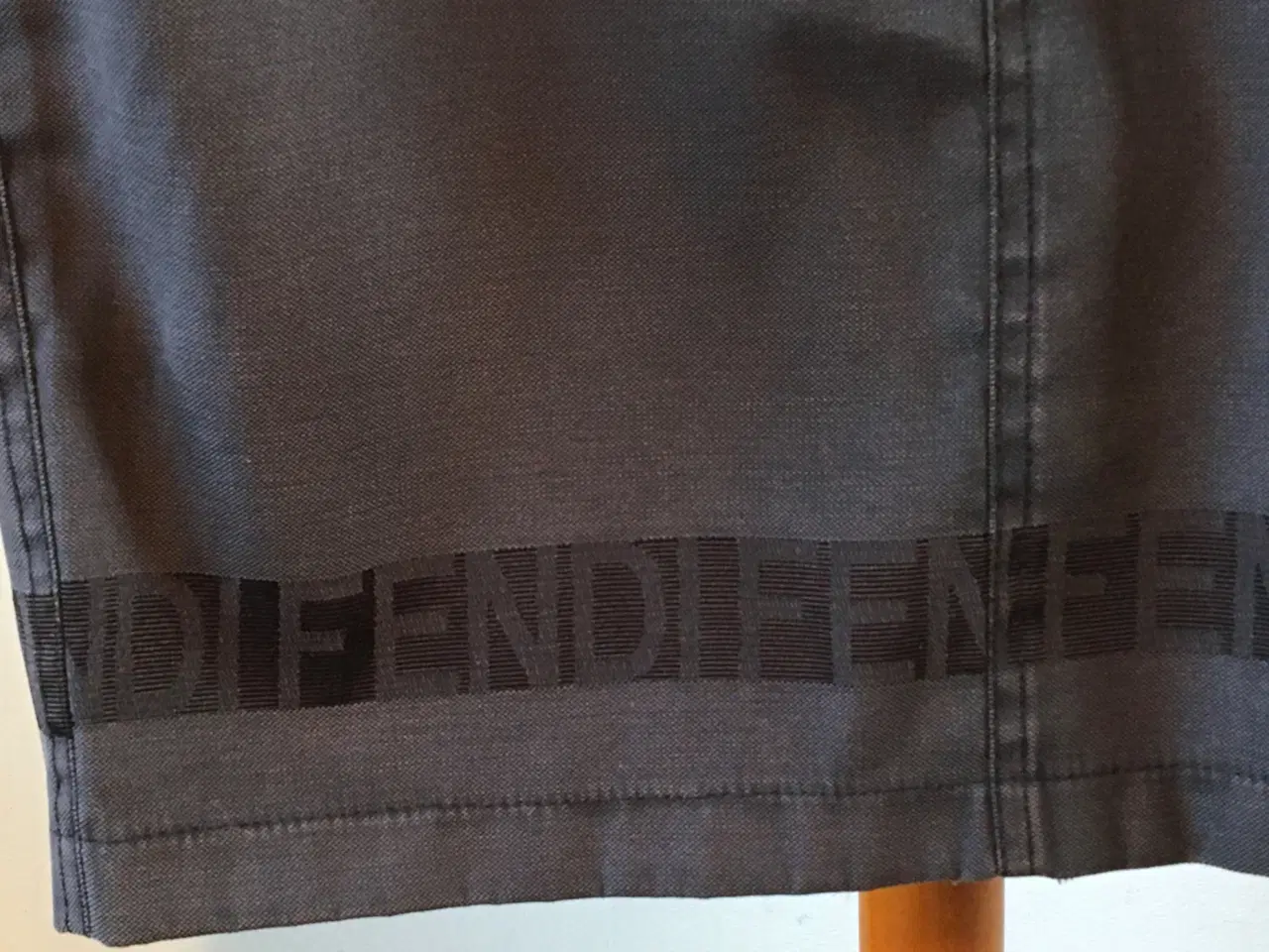 Billede 3 - Fendi, superflot nederdel, str 38