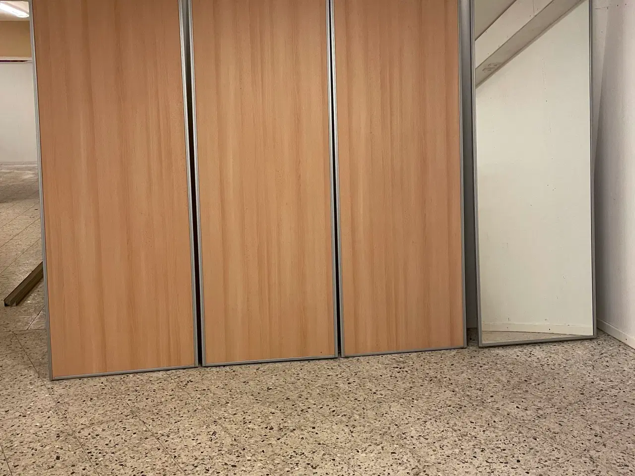 Billede 4 - Garderode skabe med Skydelåger
