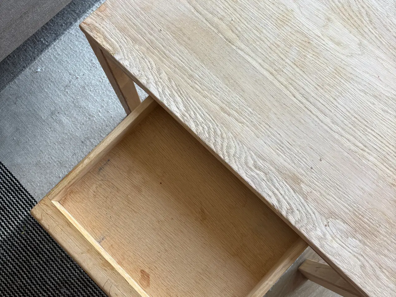 Billede 4 - Smukt sofabord med hylde og skuffe