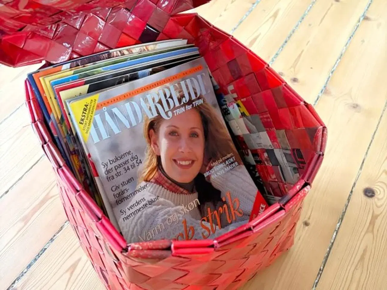 Billede 2 - Stor kurv med låg. Håndflettet.