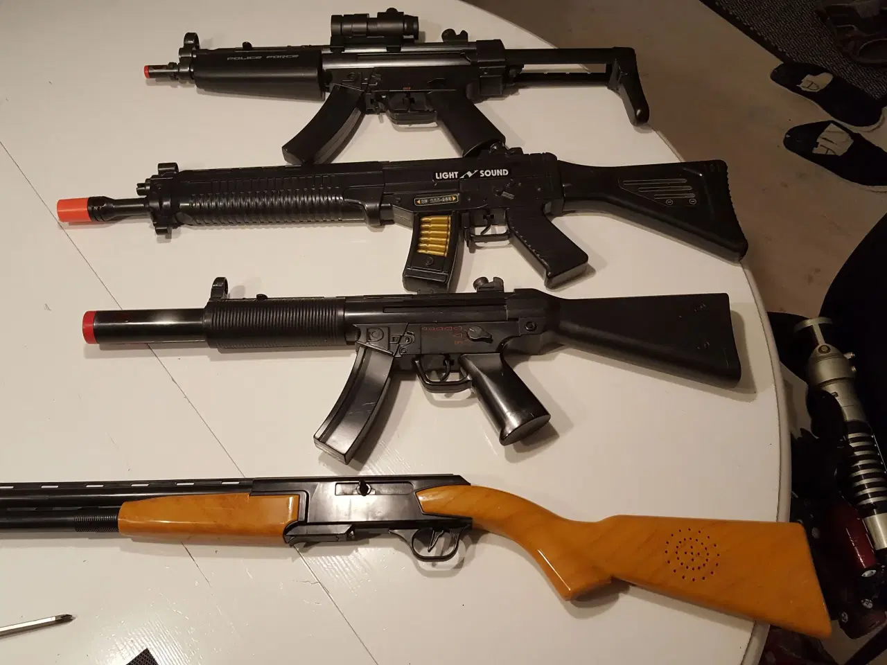 Billede 1 - Våben, maskingevær og gevær