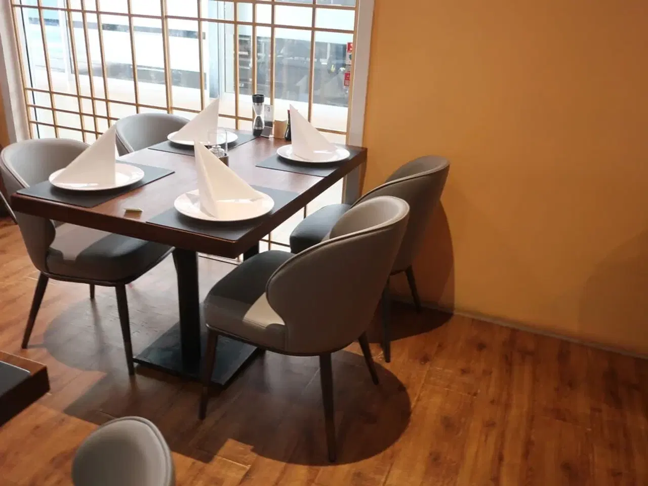 Billede 3 - 3 borde og 12 nye stole