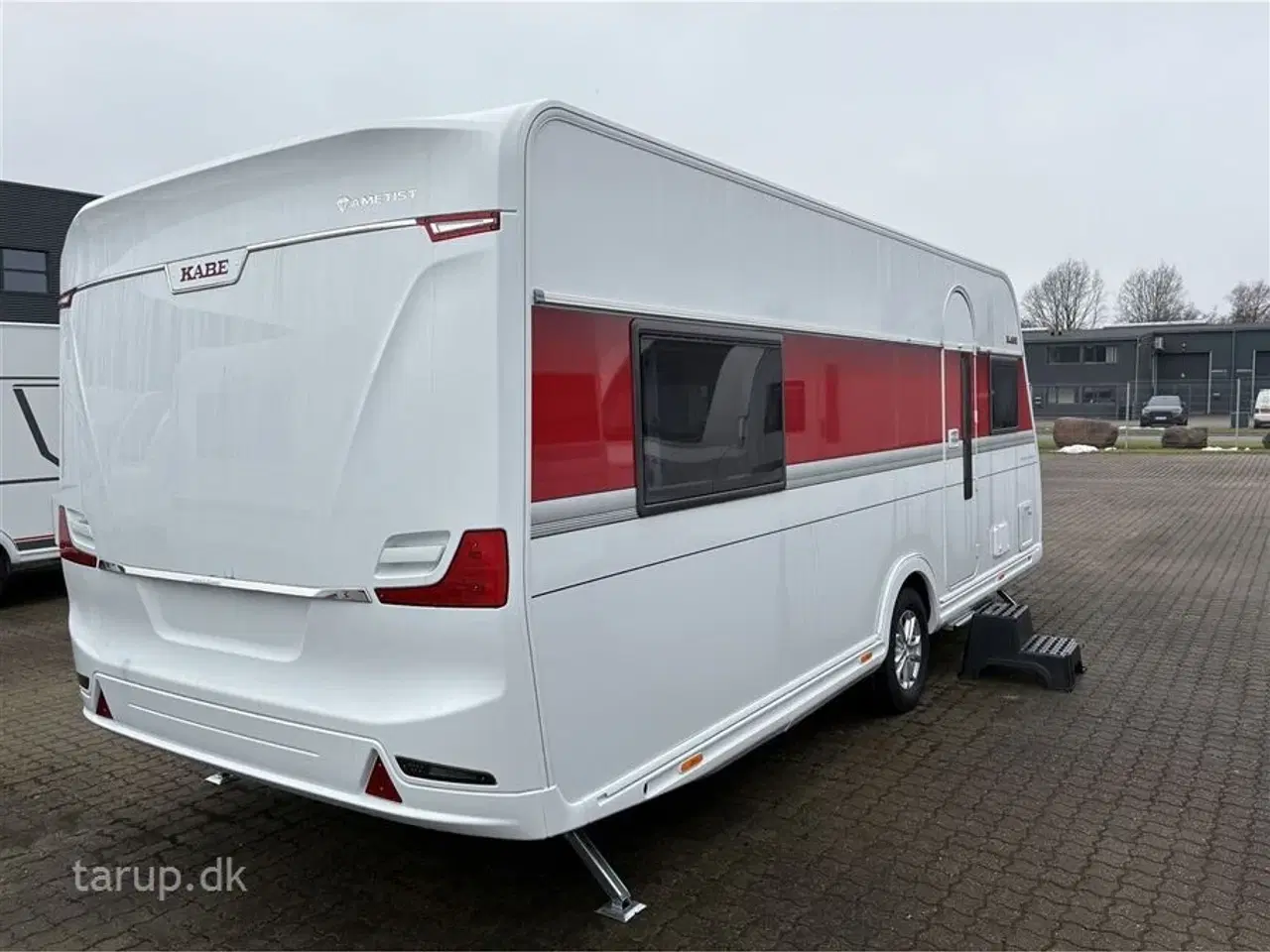 Billede 2 - 2026 - Kabe Ametist 560 GLE KS B2 PREMIUM LINE   enkeltsenge, udtræk til dobbeltseng, rundsiddegruppe i mørkegråt skind, ALDE centralvarme, vandbåren gulvvarme, stort kompressor køleskab