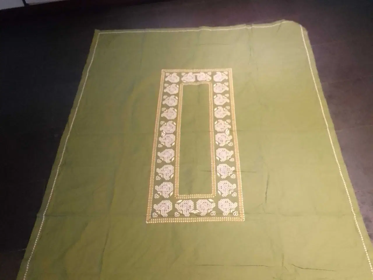 Billede 4 - Broderet khaki farvet du , stor dug