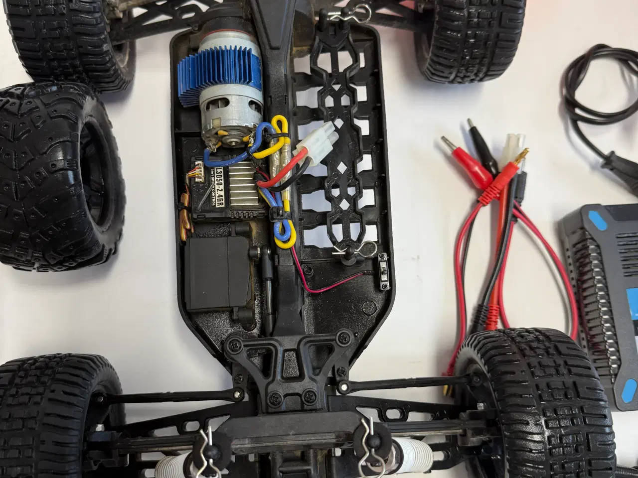 Billede 4 - RC sæt med 2 fjernstyrede 4X4 offroad biler m.v.
