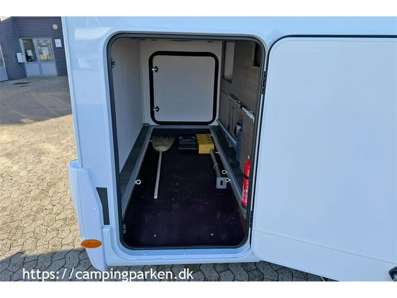 Billede 13 - 2024 - Carado V337 Pro   Carados populære smalle Van med enkeltsenge og kun 664 cm lang