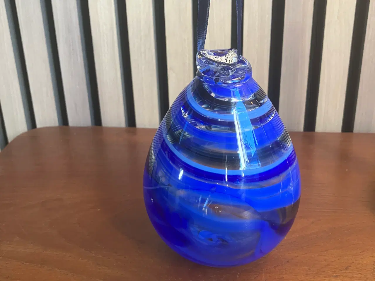 Billede 1 - Mundblæst glaskugle til ophæng i blå nuancer.
