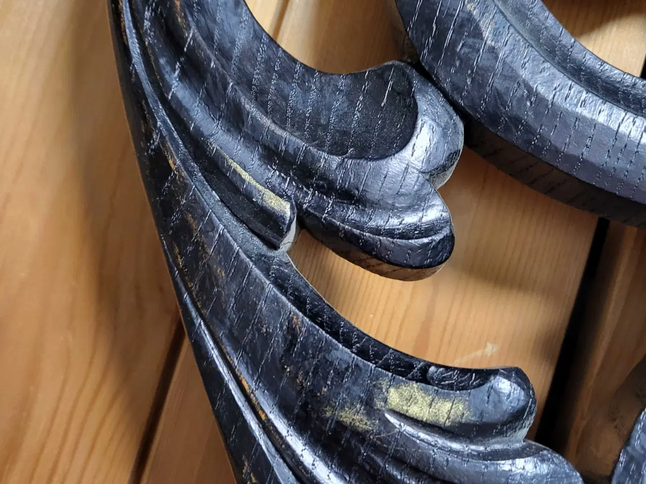 Billede 6 - Udskåren træværk med våbenskjold 